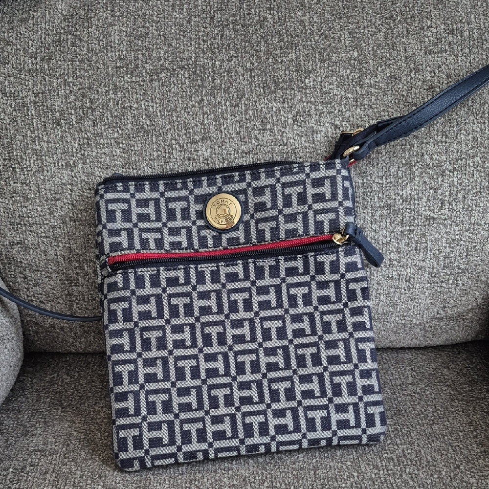 Tommy Hilfiger Monogram Jacquard Julia Cross Body Bag! Navy/ White